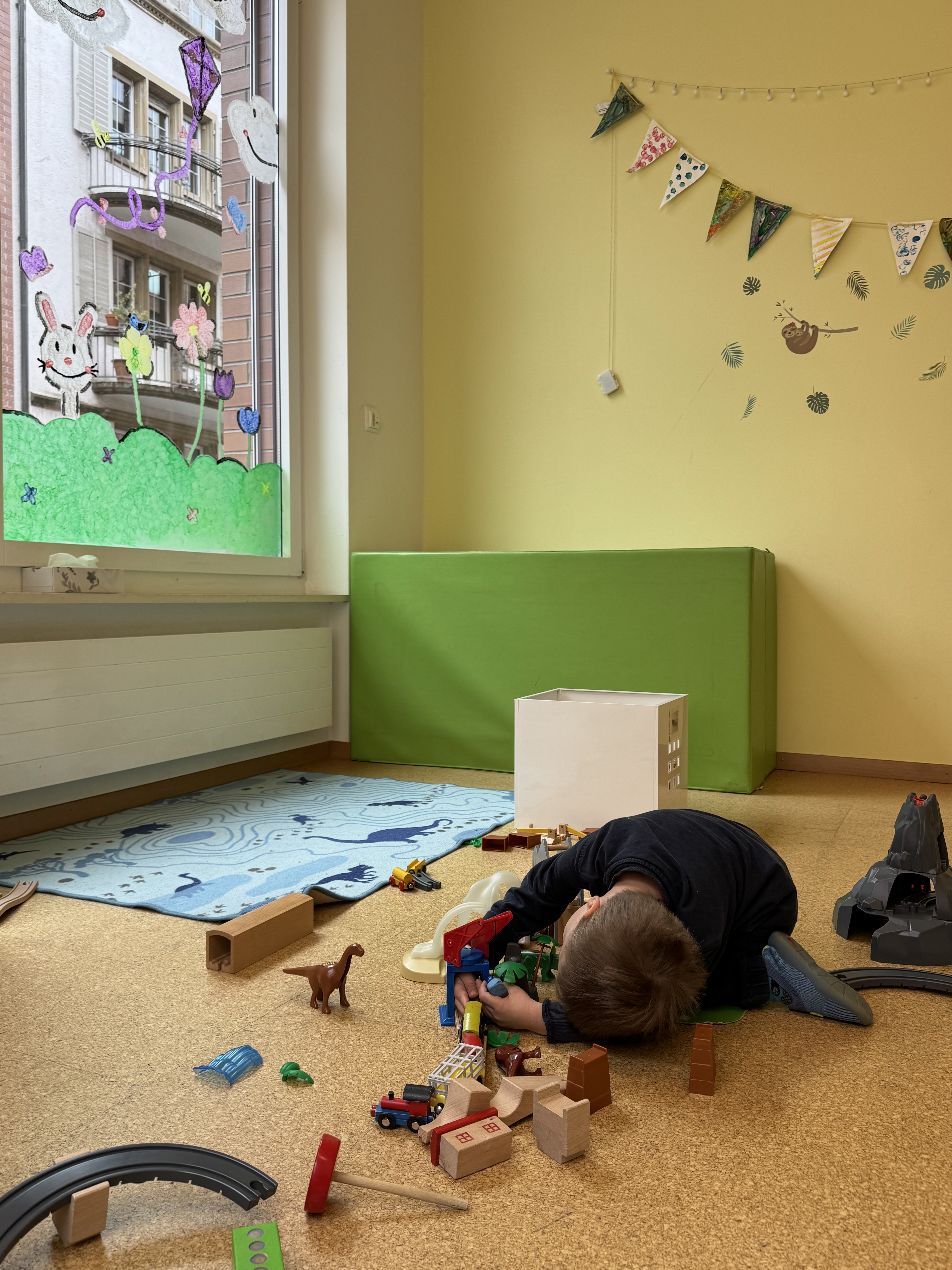 Kinder beim kreativen Spielen