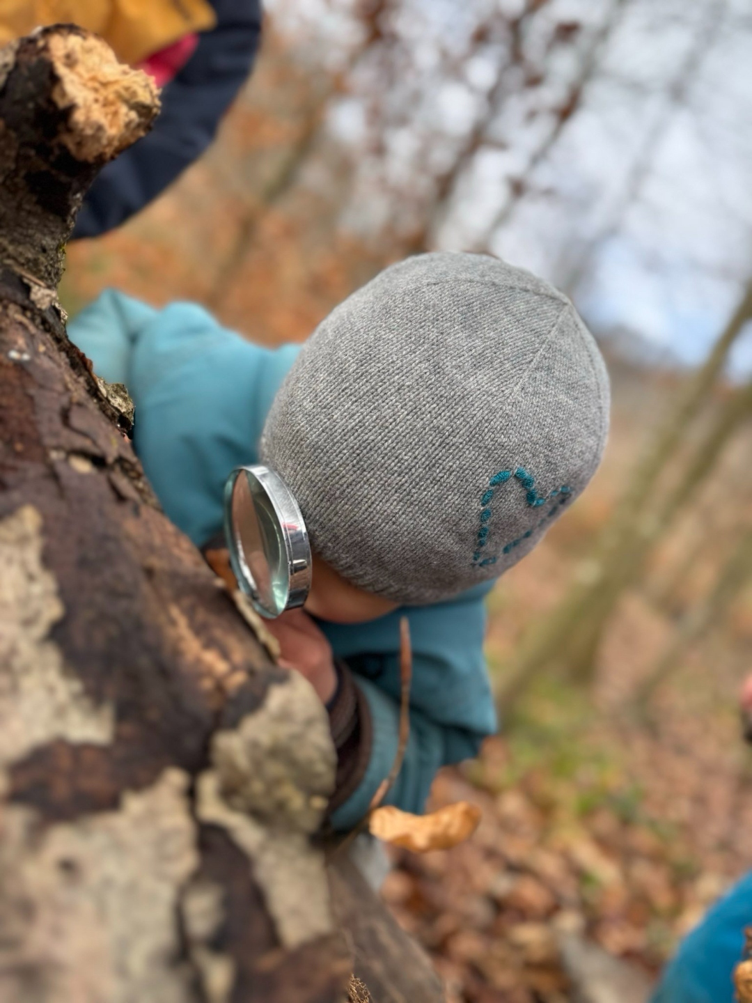 Kinder spielen mit Formen am Tisch