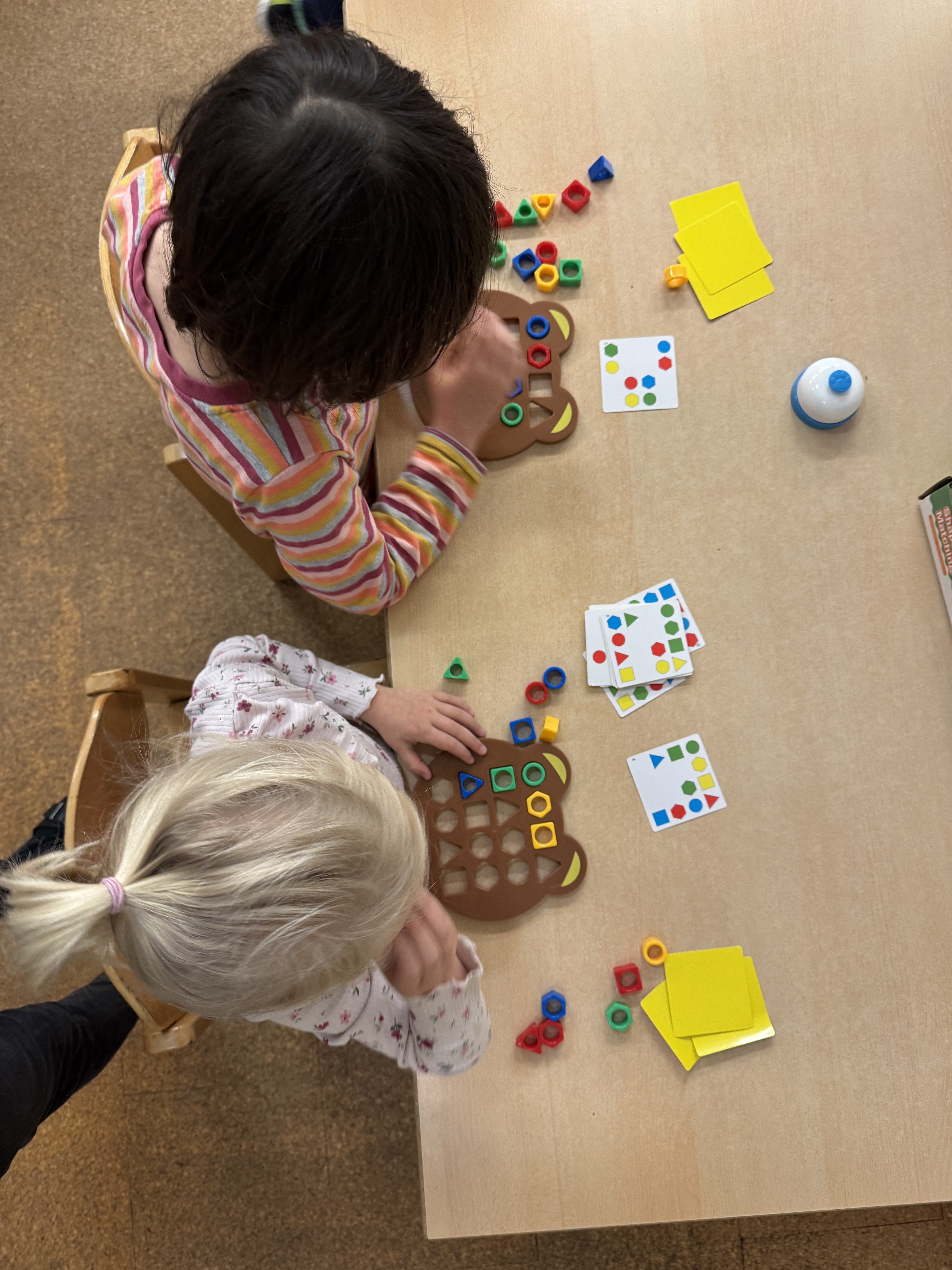 Kind mit Lupe beim Entdecken