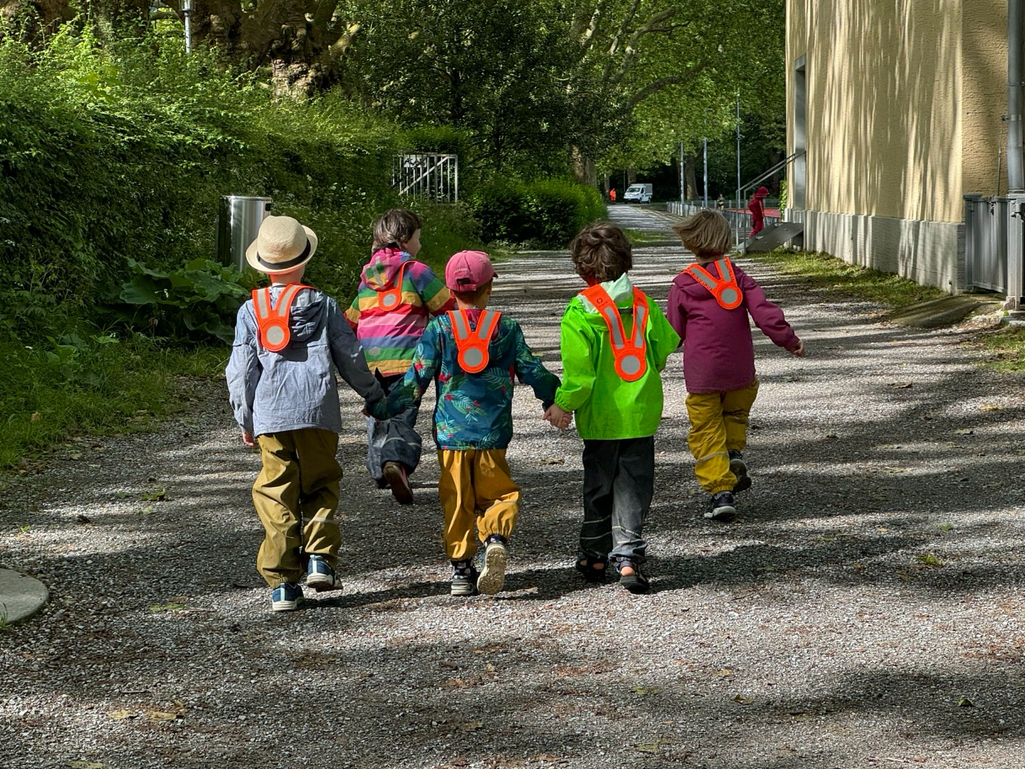Kinder beim Spaziergang